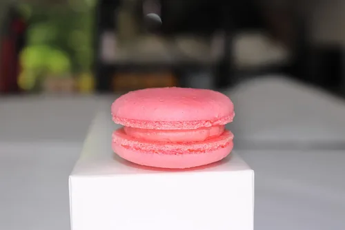 Vista 4 de Macarons Caja de Regalo de 24 - Fresa French Macaron Bites®, Galleta Gourmet