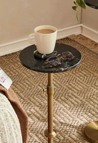 Vista 7 de Mesa ajustable de mármol negro de 10 pulgadas con 2 posavasos, latón antiguo Adjustable 10" round martini end table & pedestal side table. Black