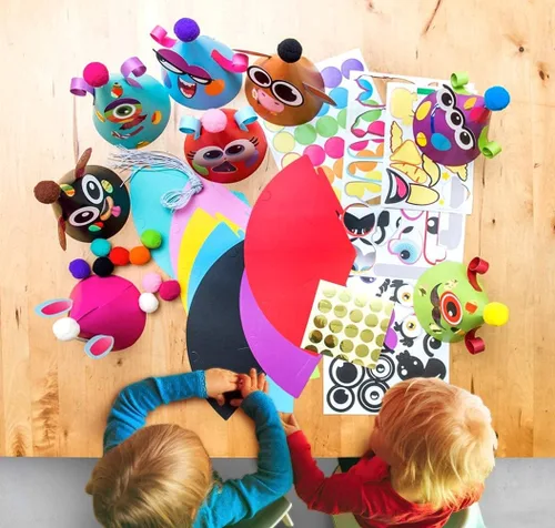 Vista 3 de Sombreros de fiesta de Glittery Garden para niños, arte y manualidades. Divertido kit de actividades de cumpleaños con pegatinas. Adorno de fiesta