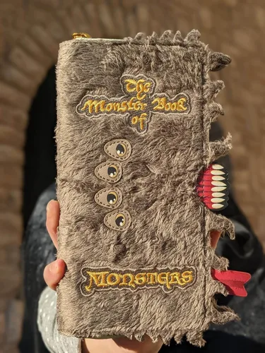 Vista 5 de Loungefly Cartera del libro de monstruos de Harry Potter, Marrón, Cartera con cremallera alrededor