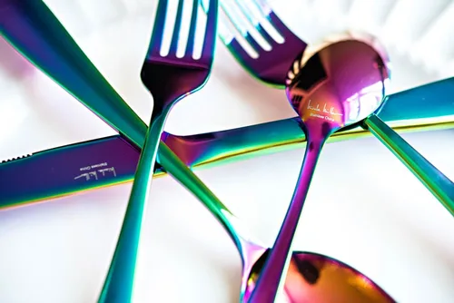 Vista 9 de Nicole Miller - Juego de cubiertos de 20 piezas, diseño de arcoíris, modernos utensilios de cocina de acero inoxidable para un comedor elegante