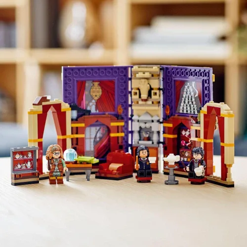 Vista 6 de Lego® Harry Potter™ Hogwarts™ Moment: Divination Class 76396 Kit de construcción; juego coleccionable para el aula para mayores de 8 años