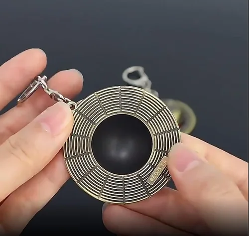 Vista 3 de Batustou Llavero de una pieza con sombrero de paja Luffy de anime, llavero de piratas de 2 pulgadas, accesorios para mujeres, hombres y niños