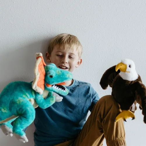 Vista 8 de The Petting Zoo Peluche de águila calva, regalos para niños, animales títeres, juguete de peluche de águila de 15 pulgadas
