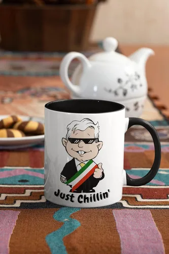 Vista 3 de MEXICANDOO AMLO - Taza de café Just Chillin, divertida caricatura, Muñeco AMLITO, taza de cerámica blanca brillante con colores vibrantes