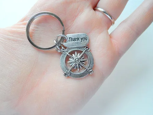 Vista 3 de Llavero con brújula de regalo con texto en inglés "We'd Be Lost Without You