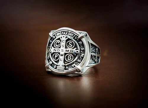 Vista 2 de Anillo de plata de ley 925 para hombre, diseño de exorcismo de San Benito, cruz, protección demonio, cazador de fantasmas