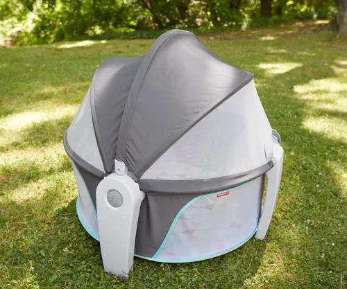 Vista 11 de Fisher-Price Moisés Portátil On-The-Go Baby Dome, Espacio de Juego de Viaje con Juguetes de Desarrollo para Recién Nacidos y Toldo, Windmill