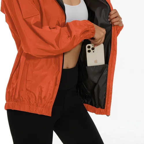 Vista 4 de OSTOO Chaqueta impermeable ligera para mujer, para correr, ciclismo, con capucha, para senderismo, rompevientos
