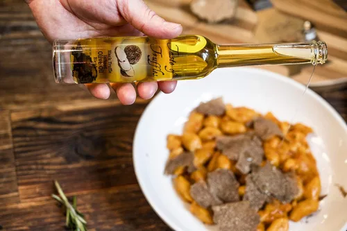Vista 4 de Aceite de trufa negra, súper concentrado, totalmente natural, aderezo para ensaladas de condimentos de comida gourmet, aceite de trufa, 3.38 onzas