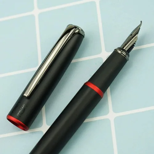Vista 3 de erofa Picasso 916 - Pluma estilográfica de anillo negro y rojo mate con caja de regalo, punta doblada gris oscuro