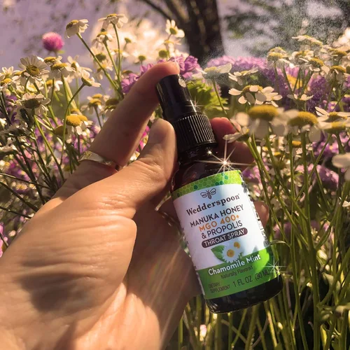 Vista 4 de Wedderspoon Spray de garganta con propóleo y miel de manuka, manzanilla y menta, 1 onza líquida (paquete de 1), alivio del dolor de garganta, apoyo