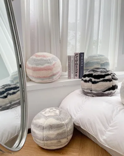 Vista 4 de Cojín redondo de bola de felpa 3D de 13.8 pulgadas, con forma de orbe circular para decoración del hogar (blanco café)