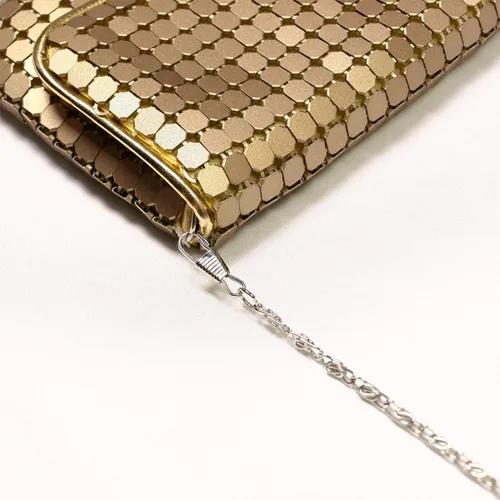 Vista 3 de Chic - Bolsa de noche ligera de malla de metal con solapa, colores diferentes disponibles