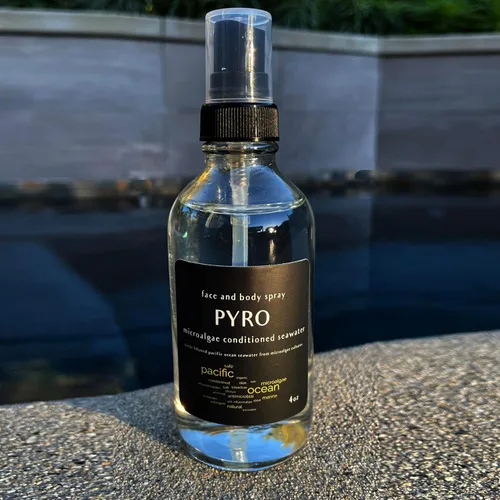 Vista 3 de PyroFarms PYRO AlgaeGlow Spray - Una niebla revitalizante para rostro y cuerpo impulsada por microalgas Powered by Microalgae, Revitalizing