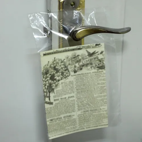 Vista 7 de Henoyso 1000 bolsas para colgar puertas, de plástico transparente, bolsas para colgar pomos de puerta, impermeables, paquetes de periódicos