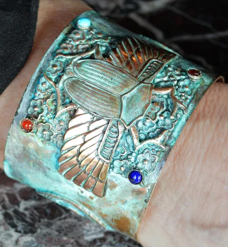 Vista 5 de Elaine Coyne Collectible Artwear Patina Brass - Pulsera ancha con diseño de escarabajo egipcio, cornalina, ónix azul marino, turquesa, Latón