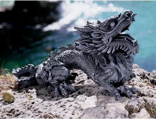 Vista 2 de Design Toscano Benevolent Dragon - Estatua de jardín asiático, 27 pulgadas, resina, acabado de piedra gris