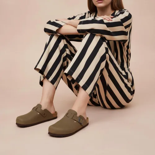 Vista 6 de CUSHIONAIRE - Zuecos Hana para mujer, cómodos zuecos de gamuza vegana, zapatos sin cordones con plantilla de corcho y soporte de arco, espuma