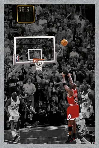 Vista 15 de Trends International Michael Jordan - Póster de pared The Shot, 22.4 pulgadas de largo x 14.7 pulgadas, versión enmarcada en madera de granero