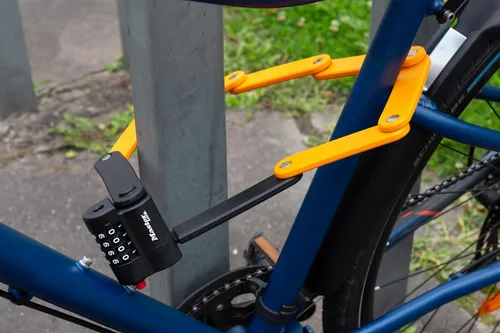 Vista 9 de Master Lock Cerradura plegable para bicicleta con eslabones de acero endurecido naranja, cerradura de bicicleta antirrobo resistente con combinación