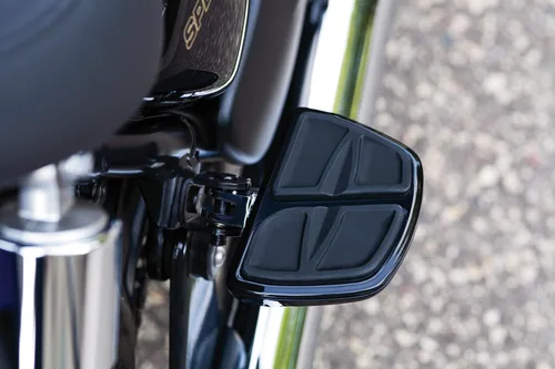 Vista 6 de Kuryakyn 7613 - Accesorio para motocicleta: Pisos de tablero mini cinético sin adaptadores, negro brillante, 1 par Cromo