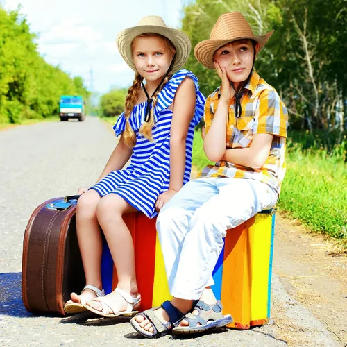 Vista 5 de SATINIOR Juego de 12 sombreros de vaquero de paja para niños con bandanas, disfraz de vaquero para fiesta occidental, disfraz de niño