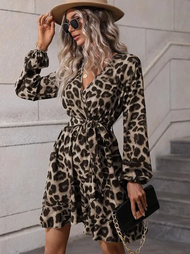 Vista 3 de WDIRARA Vestido corto con estampado de leopardo y cuello en V, manga larga, dobladillo con volantes, acampanado, para mujer