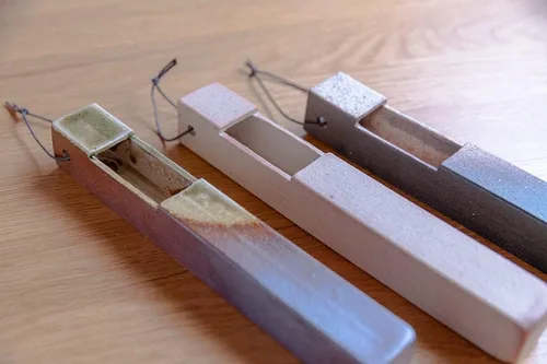 Vista 5 de Jarrón de pared de cerámica japonesa para un solo tallo, fabricado en Japón, diseño minimalista de Wabi-Sabi, acabado natural al horno, artículos