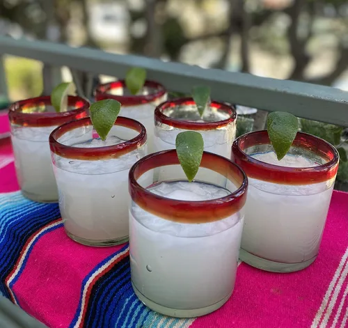 Vista 5 de Dos Sueños Vasos mexicanos soplados a mano, juego de 6 vasos con bordes rojos (10 onzas cada uno)
