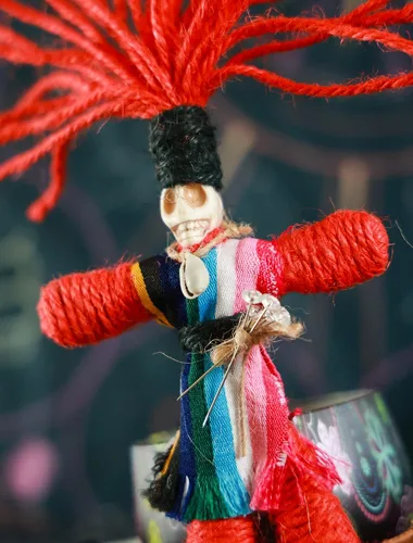 Vista 2 de Juego de muñeca de vudú hecha a mano, cuerda de cáñamo real, envuelta en calavera, brujas de terror, regalos para Halloween, cumpleaños, Navidad
