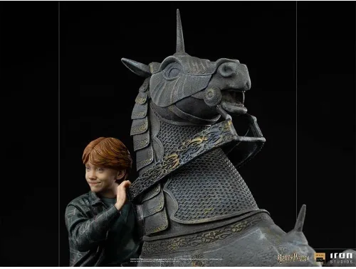 Vista 5 de Iron Studios - Harry Potter - Escala de Arte Deluxe 1/10 - Ron Weasley en la estatua de ajedrez del mago