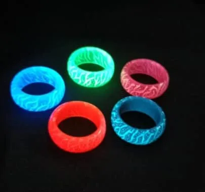 Vista 4 de Anillos brillantes en la oscuridad rosa verde azul Venus Orb anillos para mujeres hombres y niñas anillo de resina brillante de moda anillos
