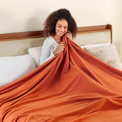 Vista 2 de Manta Berkshire Microforro Tamaño King para Cama Amberglow Naranja, Manta de Microforro Suave y Transpirable para Cama, Sofá o Sofá Cama, 90 x 108