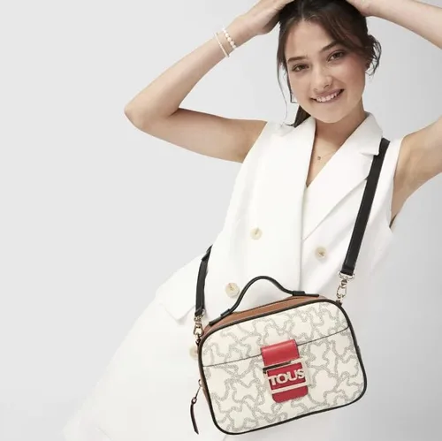 Vista 4 de TOUS Kaos Icon Collection - Lienzo impermeable combinado con bolsa cruzada de vinilo efecto piel para mujer, 9.4x4.1x8.1 in, multicolor, Beige