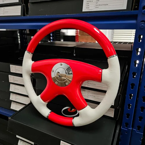 Vista 2 de Raptor Volante de madera roja y cuero blanco de 15