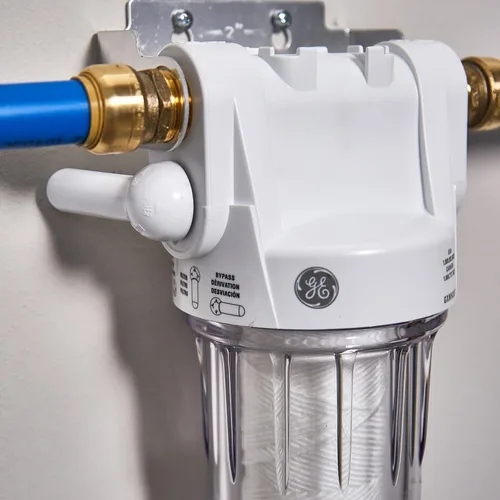 Vista 5 de GE Sistema de filtración de agua para toda la casa y filtro básico Reduce los sedimentos, el óxido y más Kit de instalación y accesorios