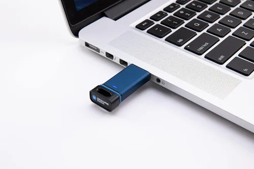 Vista 3 de SecureData SecureUSB BT 8GB Hardware Encriptado USB 3.0 Flash Drive FIPS 140-2 Nivel 3 Desbloqueo a través de la aplicación de teléfono compatible