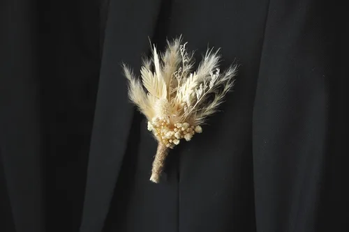 Vista 3 de Flores secas blancas Boho Pampas Boutonniere secas, ramo de flores secas rústicas, pin de solapa para mujeres/novios para hombres (B01)