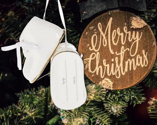 Vista 2 de Adorno navideño de zapato de bebé 2024 – Adorno de botines de bebé personalizados blancos – Adorno de zapato de bebé – Primera Navidad del bebé