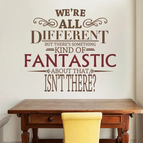 Vista 2 de We're All Different - Fantastic Mr. Fox - Calcomanía de pared con texto en vinilo (pequeño, fantástico: marrón, letras: blanco)