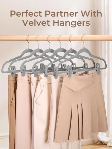 Vista 2 de COZYMOOD Paquete de 50 clips de terciopelo para colgar ropa de bebé