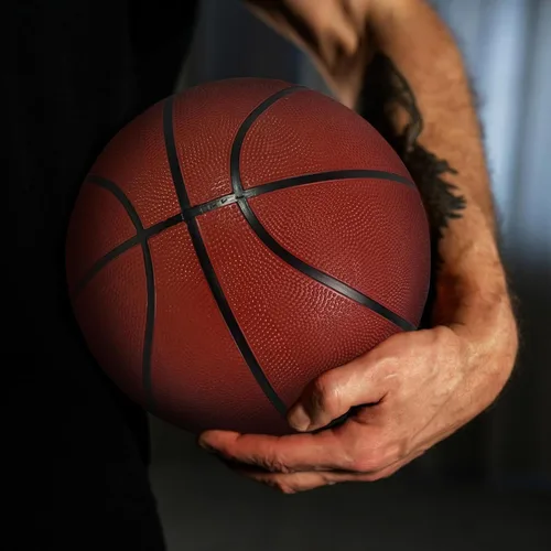 Vista 4 de Luwint Balón de baloncesto de goma tamaño 7, pelota deportiva oficial de 29.5 pulgadas, baloncesto para interiores y exteriores (se envía desinflado)
