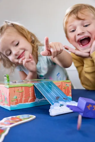 Vista 4 de Slidin' Toucan Fun Cooperative Action - Juego de mesa preescolar para niños y familias, juego educativo de tucán y huevos de Blue Orange Games - 2 a