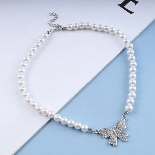 Vista 3 de YienDoo Gargantilla de perlas de cristal estilo bohemio, collar con colgante de mariposa de diamantes de imitación de plata, collar con cuentas