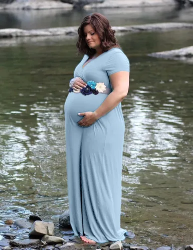 Vista 2 de Kim S Vestido largo de maternidad con banda de flores (S-3XL), vestido de fiesta baby shower con cuello en V fruncido