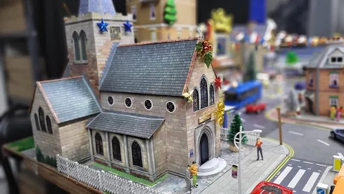 Vista 6 de The CityBuilder Kit de fabricación de modelos de cartón para iglesia - Edificio de ferrocarril modelo a escala O