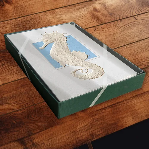 Vista 3 de Pumpernickel Press Juego de tarjetas de felicitación de Navidad en relieve en caja, 16 unidades fabricadas en Estados Unidos