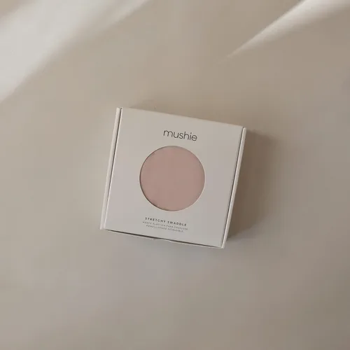 Vista 2 de mushie Manta Envolvente Elástica para Bebé Extra Suave y Ajuste Ceñido 47"x47" (Blush)