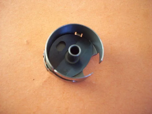 Vista 3 de Bobbin Case 18045 (se adapta a grandes bobinas M)